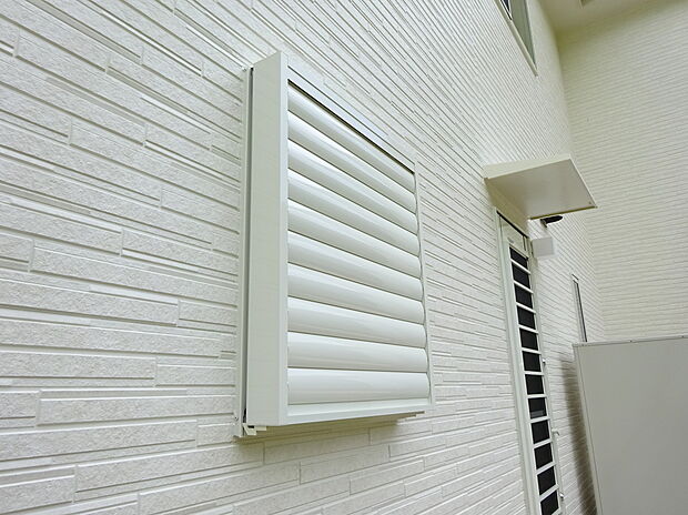 【目隠しルーバー】可動式ルーバー の角度により、通風性や採光性、プライバシーの確保などをコントロールできます