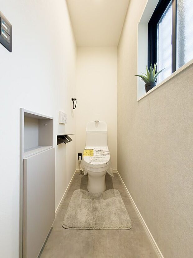 【トイレ】アクセントクロスが落ち着いた雰囲気を醸し出し、窓から差し込む自然光で明るく清潔感のある空間が広がります♪扉付きの戸棚を完備し、収納力が高く、生活感を隠してすっきりと使える設計です♪