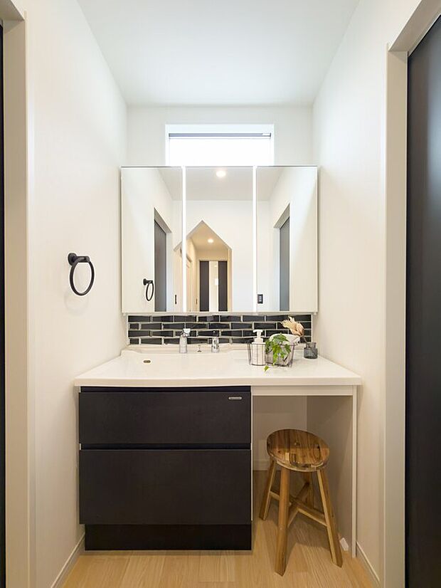 【洗面所】採光窓で明るい洗面。三面鏡収納で小物が散らからず、コンセントも豊富でドライヤー等も快適。椅子を置ける余裕もあり、朝の支度がスムーズに♪