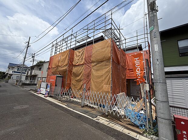 【【2号棟/現地外観】】スーパーまで徒歩4分と、毎日のお買い物をスムーズに行えるロケーション。幼稚園や小学校、公園が徒歩10分圏内に位置する、子育て世帯にもうれしい住環境です。※建築工事中写真
