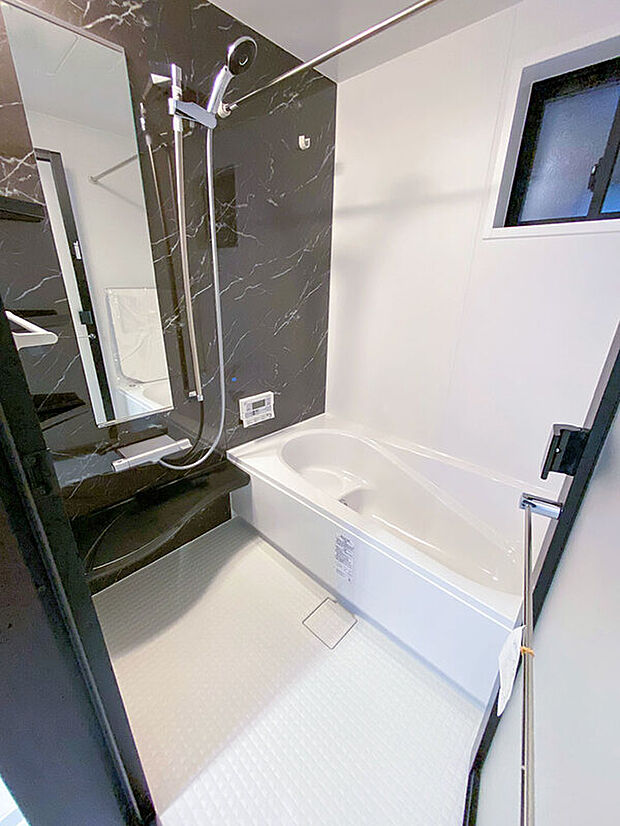 【浴室／LIXIL AX】※写真は、製品のイメージです。
パッキンをなくした汚れにくいスッキリデザインのドアを採用したLIXILのAXバスルーム。足元が冷ヤッとしない＋お掃除らくらくなキレイサーモフロアとタブル保温構造でお湯が冷めにくいサーモバスS浴槽も魅力です。