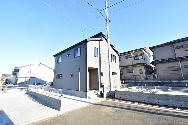 5号棟／現地外観　吹き抜けのある明るいリビングのお家