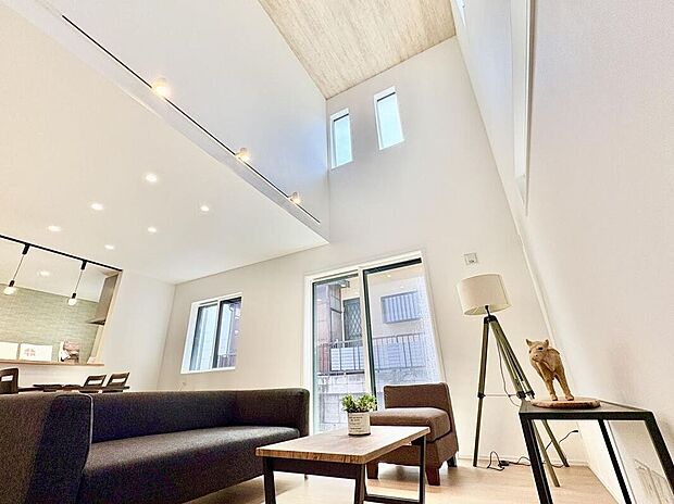 5号棟／リビング　たっぷり陽射しが降り注ぐリビング　吹き抜けの心地良さをぜひ現地にてご体感ください