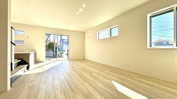 リビング　約18.25帖　やわらかな陽光がいつでも明るい住まいを演出してくれますね。