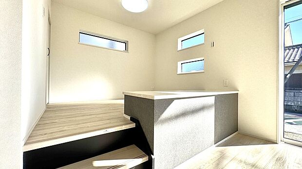 家族の会話が弾む、小上がりスペースのあるオープンなリビングダイニング。