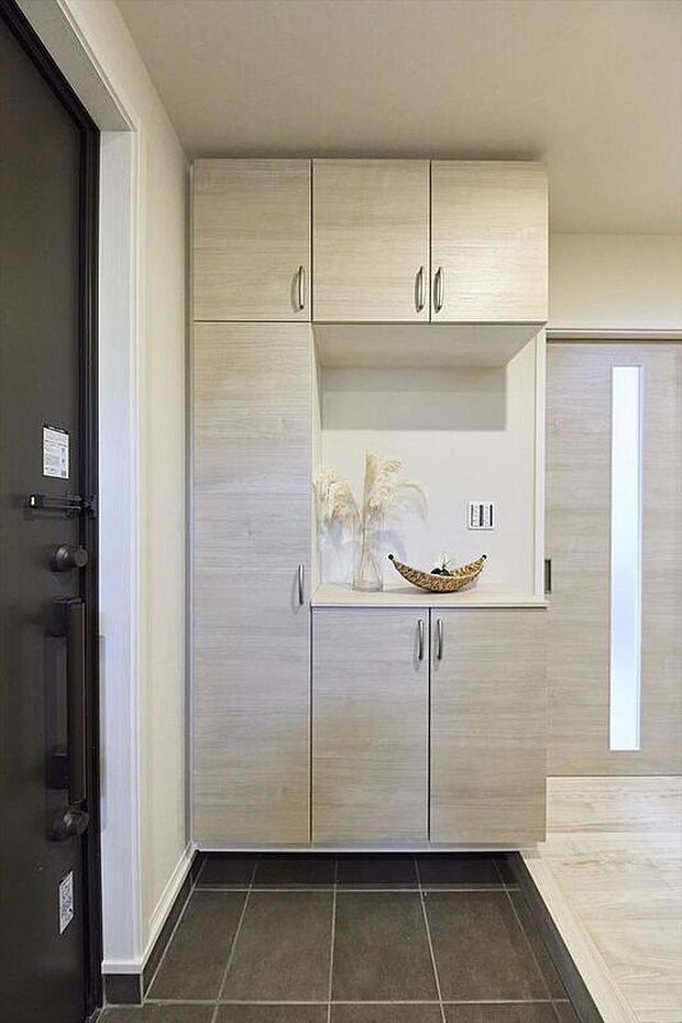 【玄関】6号棟/玄関/建具と統一されたデザインのシューズボックス