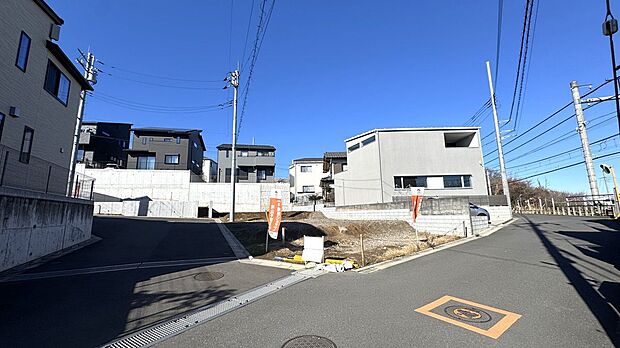 【前面道路含む外観】現地外観　12区画　前面道路6ｍと4ｍの角地