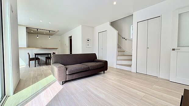 【リビング】6号棟/LDK リビングイン階段なのでご家族の交流も増えます