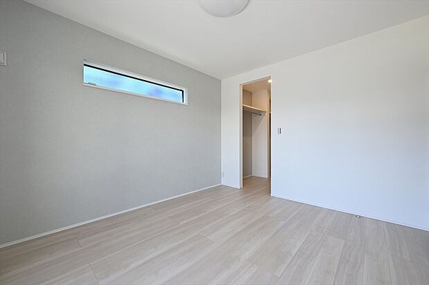 【寝室】9号棟　グレーのアクセントが落ち着いた雰囲気を演出する主寝室／WICを備えております。