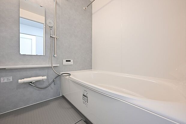 【バス】9号棟　浴室は贅沢な1坪タイプを採用。足を伸ばしてゆったりバスタイムを楽しめますね。