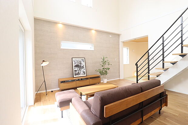 【【モデルハウス】リビング】1面をアクセントクロス仕上げにしております!高級感×ナチュラルを感じられるリビングスペースです♪