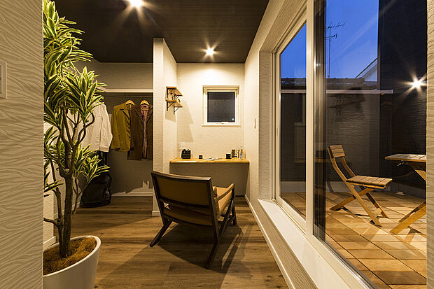 当社施工例
現地モデルハウスではこの当社施工例のように主寝室にカウンター付きの書斎スペースを設けています。