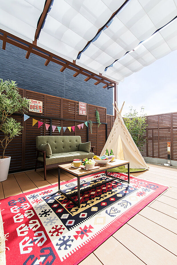 【ウッドデッキテラス】当社施工例
敷地面積が約30坪の宅地で実現したウッドデッキの当社施工事例です。ゆったりとした広さを確保しているのでアウトドアリビング感覚でお使い頂いたり、家に居ながらグランピングも楽しむ事が出来ます。