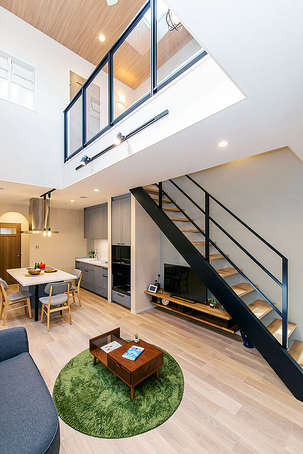 【吹き抜けのあるリビングとスケルトン階段】当社施工例
今回の分譲地の区画よりも小さな約23坪の土地でも実現した吹き抜けを設けた住まいの施工事例です。モデルハウスのようにスケルトン階段を採用して開放感を十二分に感じられるようになっています。