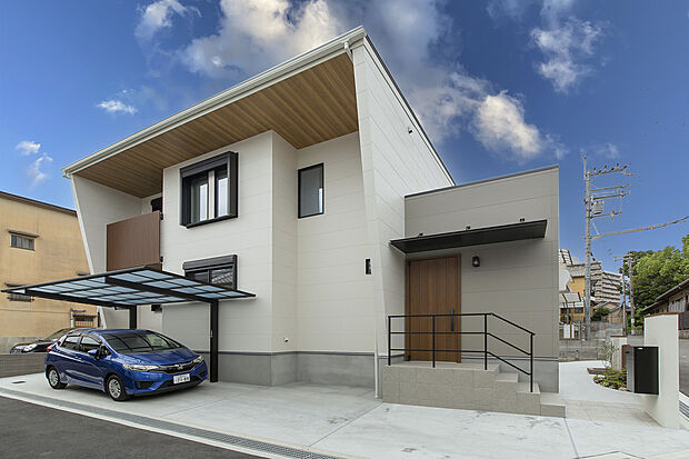 【外観デザインの施工例】当社施工例
屋根付きのルーフバルコニーや、夏の強い日差しを和らげる庇など。デザイン性だけでなく快適さにもこだわった住まいをご提案させて頂きます。