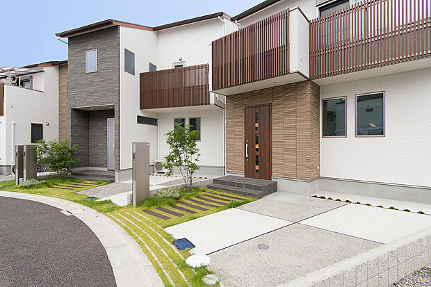 【外構デザインの施工例】当社施工例
素材など、細部にまでこだわった外構デザインで住まいの価値を高めます。