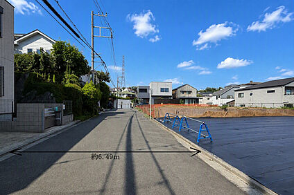 【現地南側道路より見た写真】（2026年8月撮影）