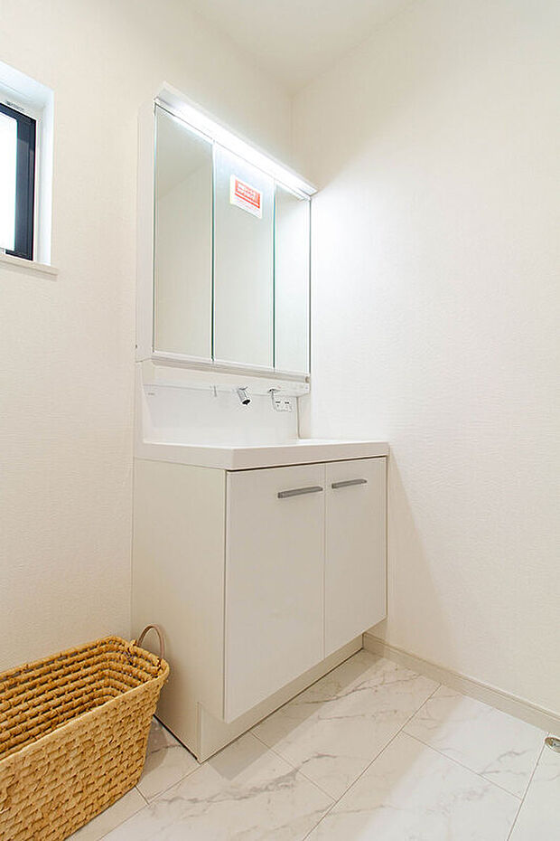 【【洗面化粧台】】見た目の美しさだけではなく、機能性も追求した使い勝手の良い鏡裏収納付3面鏡型の洗面化粧台。