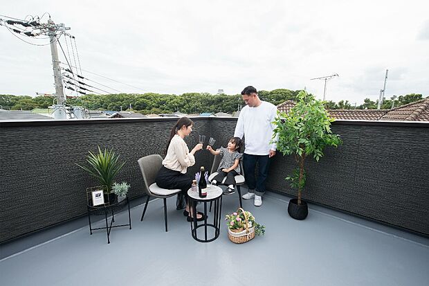 【ルーフバルコニー】ルーフバルコニーからは姫路城も見えます。家族のセカンドリビングとして、気軽にアウトドア気分を味わえます♪
