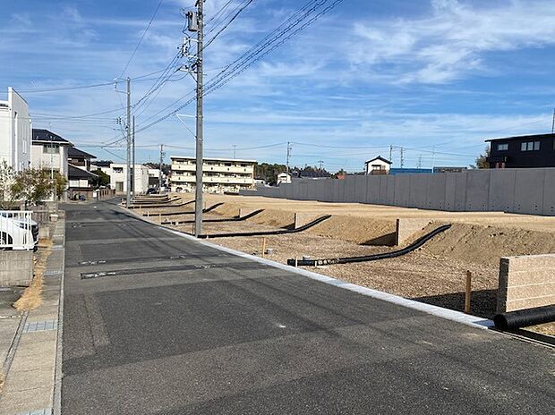 前面道路はゆったりとした約6mの広さ。車の出し入れもラクにできるので安心です。