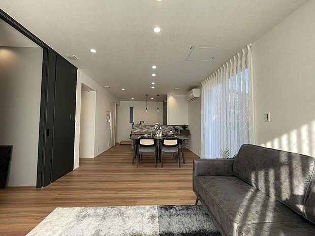 19畳以上のLDKは明るく開放的!キッチンから全体を見渡せるので、子供が遊んでいるのを見守りながらお料理できます♪