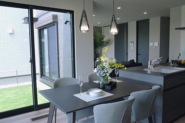  シックなデザインのベルリンstyleの空間に土間収納からLDKにアクセスができる2way玄関や大容量W.I.Cもついて使い勝手が抜群の住宅です♪