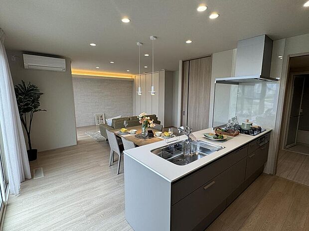 開放感あふれる対面キッチンを中心に、リビング・ダイニングがゆるやかにつながる心地よい大空間です。