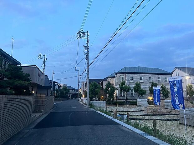 【現地外観写真】最大12m(南東)をはじめ、6m(北・西)、4m(東)の四方公道に接する全19区画の大型分譲地。ゆとりある道路幅が、明るく開放感あふれる新しい街並みを創り出します。