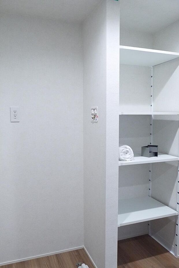 【洗面スペース】洗濯機置き場がしっかりあり、収納もあるので便利!タオル置き場などにも困らず整理整頓できそう!