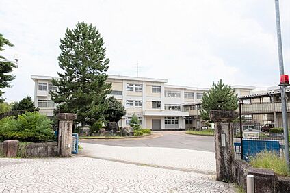 青木小学校  1000m ～1145ｍ(徒歩13分～15分)