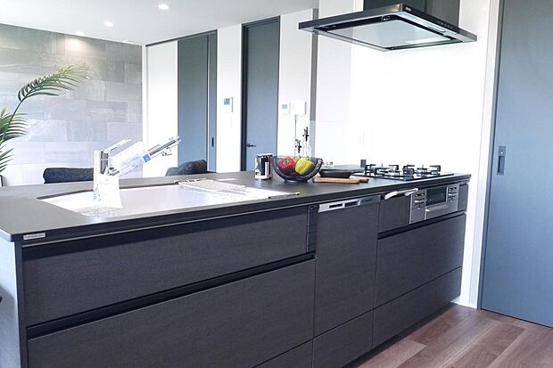 【キッチン】収納力と機能性を兼ね備え、毎日のお料理を快適にサポートする、家族との会話も弾む明るいキッチン空間です。