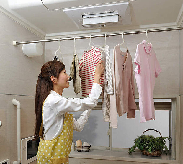 【浴室乾燥暖房】雨の日や花粉の季節に重宝する「浴室暖房乾燥機」。衣類だけでなく浴室内も温風で乾かすことができるため、カビの原因となる湿気を防ぎ、日々のお掃除の手間も軽減します。