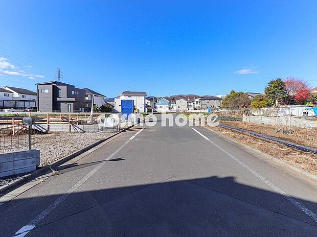 【前面道路】
前面道路の幅員は６．７m。ゆとりある道路幅がございますのでお車の出し入れもスムーズに行うことができます♪