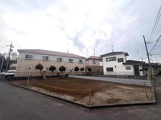 【現地外観】
完成物件をご覧になりたい方は、別の場所にある同仕様の完成物件にご案内いたします。お気軽にお問い合わせください♪