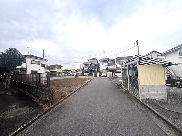 【前面道路】
前面道路は車通りの少ない道路になっております!