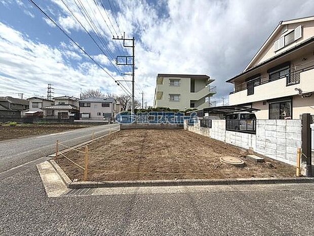【現地外観】
前面道路の幅員は６m。ゆとりある道路幅がございますのでお車の出し入れもスムーズに行うことができます♪

