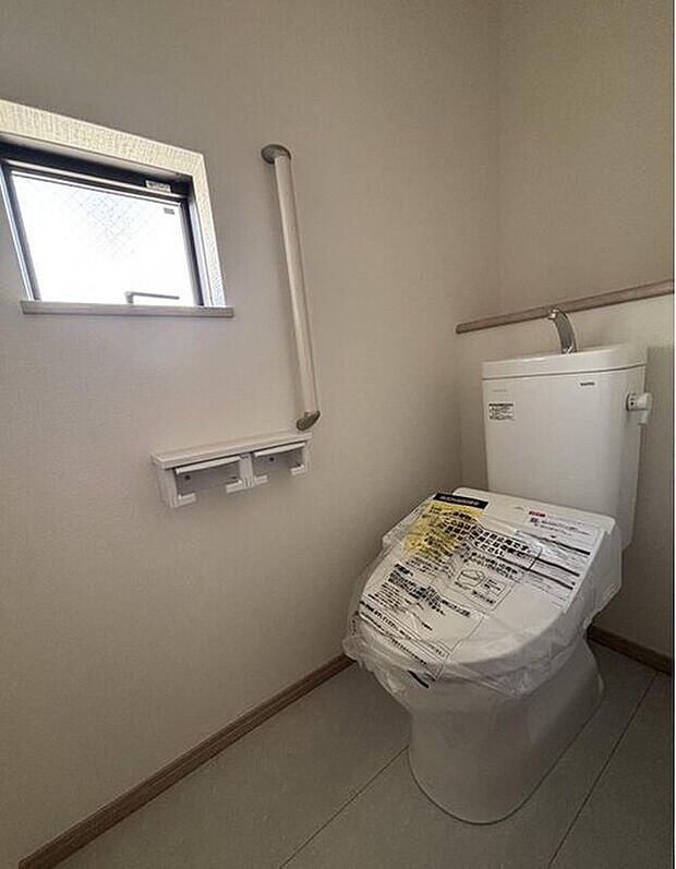 【トイレ】窓付きで明るく換気もしやすいトイレ空間。温水洗浄便座を備え、毎日を快適にサポートします。2カ所に設けているため、忙しい朝もスムーズ。節水型トイレで家計にも環境にもやさしい仕様です。