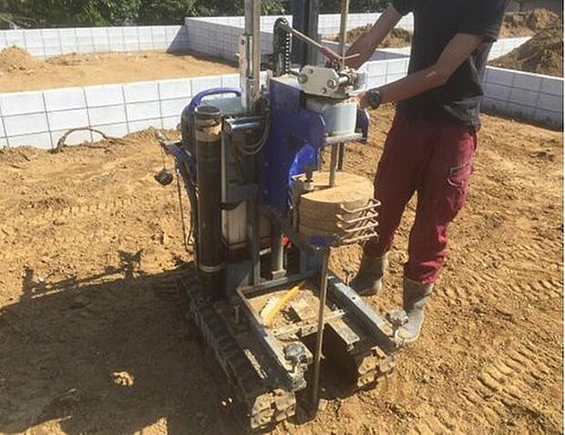 【地盤調査】着工前には、1棟ごとに専門業者による地盤調査を実施しています。必要に応じて、地盤の改良工事も行い、地盤の安全を確保しています。