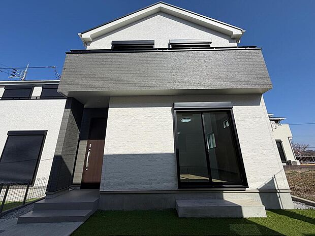 【現地外観写真】窓から陽の光がたっぷり降り注ぎ一日を通して明るい室内に。大きな掃き出し窓にはシャッターを完備しているため、台風などの荒天時には大活躍!また防犯対策にもなりますね。