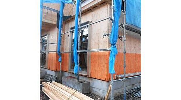 【構造・工法・仕様】構造用合板下地仕様　合板とは、丸太をカツラ剥きにした薄い板を貼り合わせた面材。構造用合板はさらに強度を高めた合板で、他の製材やボードと比べて割れにくく、強度があり、耐水性が高いなどの長所があります。