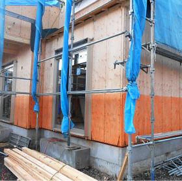 【構造用合板下地仕様】合板とは、丸太をカツラ剥きにした薄い板を貼り合わせた面材。構造用合板はさらに強度を高めた合板で、他の製材やボードと比べて割れにくく、強度があり、耐水性が高いなどの長所があります。