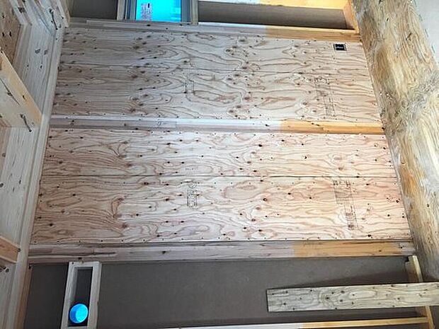 【構造・工法・仕様】木造軸組み工法　木造軸組み工法は土台、柱、梁などの住宅の骨格を木の軸で造る工法。接合部には補強金物取り付け、更に耐力壁を使用するなど、強い耐震性・耐久性を発揮しています。