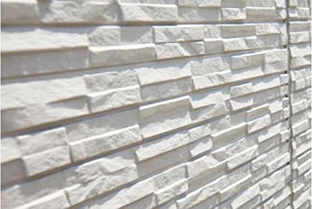 【構造・工法・仕様】サイディング 採用しているサイディングは特殊な表面コートのはたらきによって雨水で汚れが落ちやすくなっています。また軽くて火災にも強いので地震時の建物への負担を軽減します。