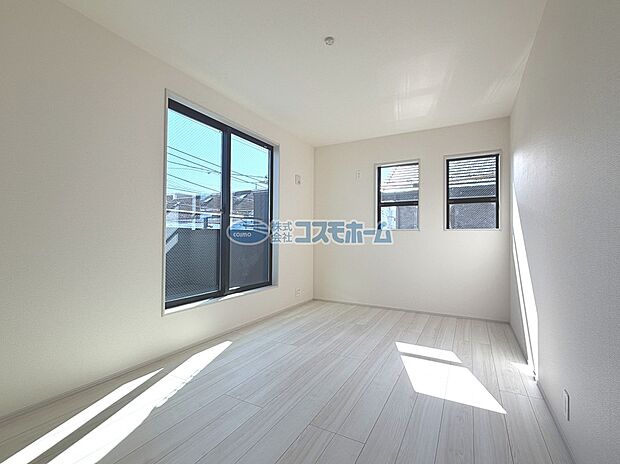 【【洋室】】大きな窓からは陽射しが射し込み、心地よく目覚められます♪陽当たり・風通し良好でベッドルームを常に快適・清潔に保てます！