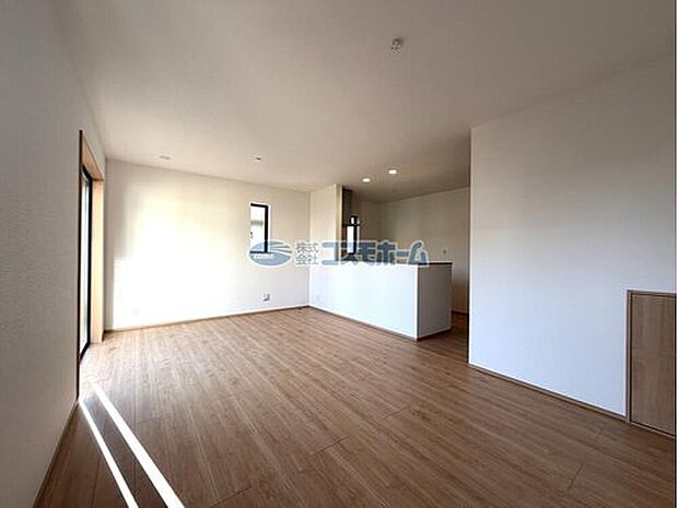 【リビング】柔らかな光が注ぎこむ明るく居心地の良い空間♪家族と過ごす時間を大切にしたい方にぴったりの明るくゆとりある住空間です♪