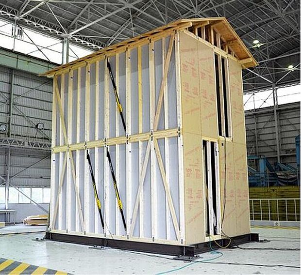 【制振装置】ミューダムは世界で初めて「金属流動」を利用した制震ダンパーです。従来のゴム系ダンパーやオイル系ダンパーとは異なり、温度や速度に影響されないため、季節を問わず常に安定した性能を発揮します。