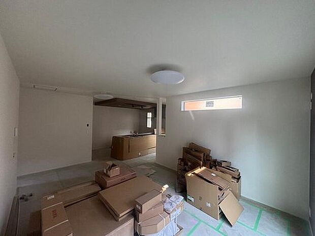 【リビング】リビングを見渡せる対面式キッチンで、家族との会話が自然と弾みます♪