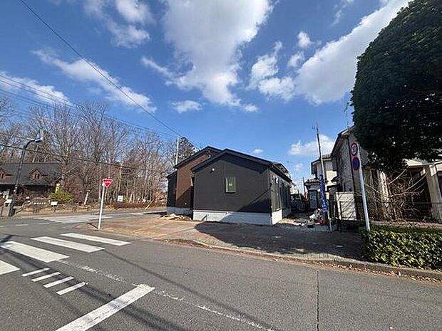 【 前面道路含む現地写真】北側道路の幅員は約１０m。物件のこと、小さな疑問等ございましたらお気軽にお問い合わせください♪