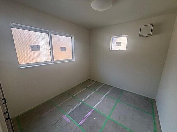 【リビング以外の居室】２面採光で日当たり・通風良好な洋室◎