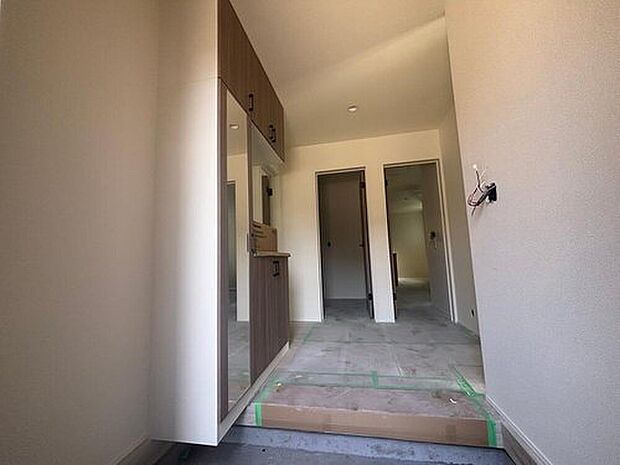 【玄関】ゆとりある玄関は鏡付き。身支度もスムーズで、動きやすい間取りです。